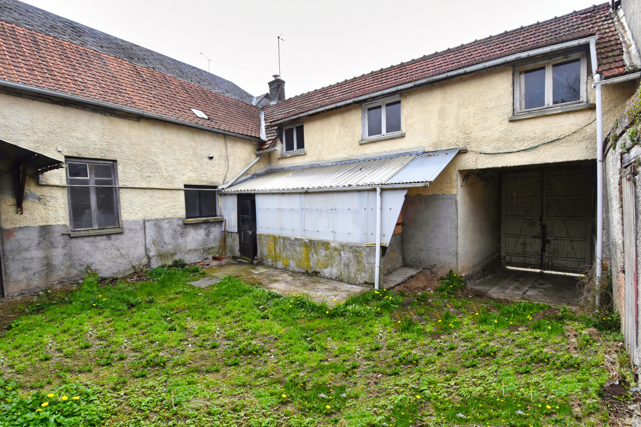 Immo80 – L'immobilier à Amiens et dans la Somme-SECTEUR VIGNACOURT, maison avec entrée cochère sur 1200m2 de terrain