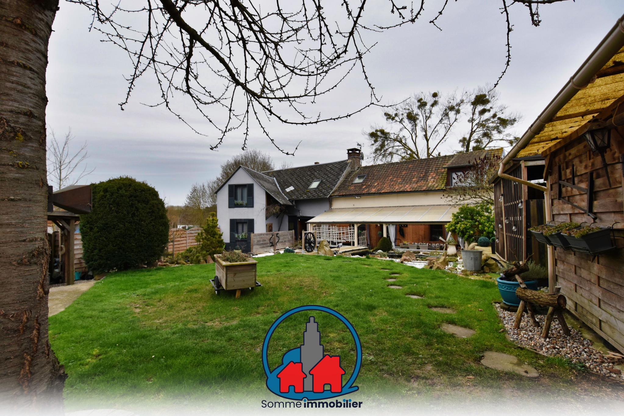 Maison rénovée avec terrasse, dépendances et jardin clos